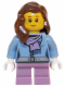 LEGO hol059 – Middenblauwe jas met licht paarse sjaal, medium lavendel korte benen, roodbruine vrouwelijke haar over de schouder – kleur (n.v.t.)
